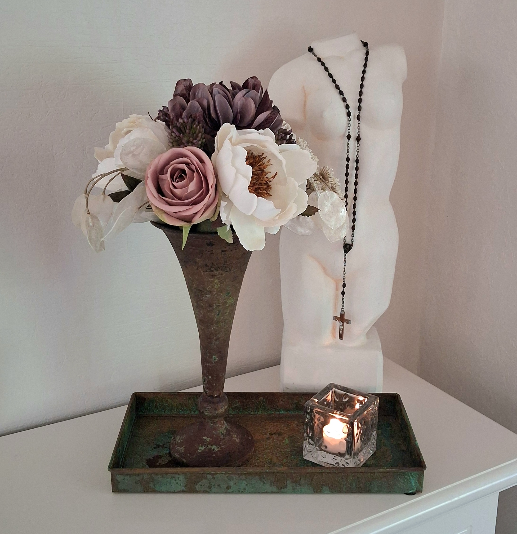 Trompetformet rustik metalvase - recycled