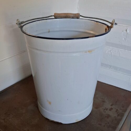Stor hvid emalje spand med hank og patina