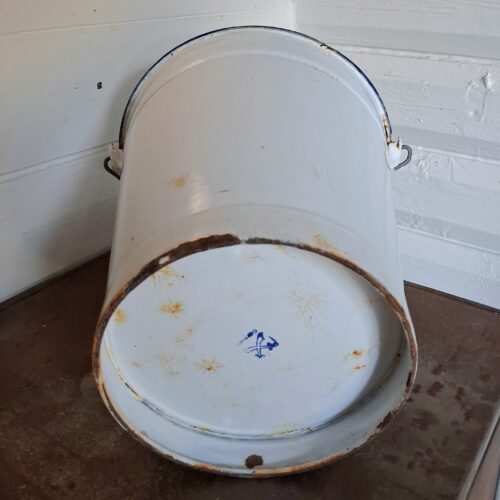Stor hvid emalje spand med hank og patina