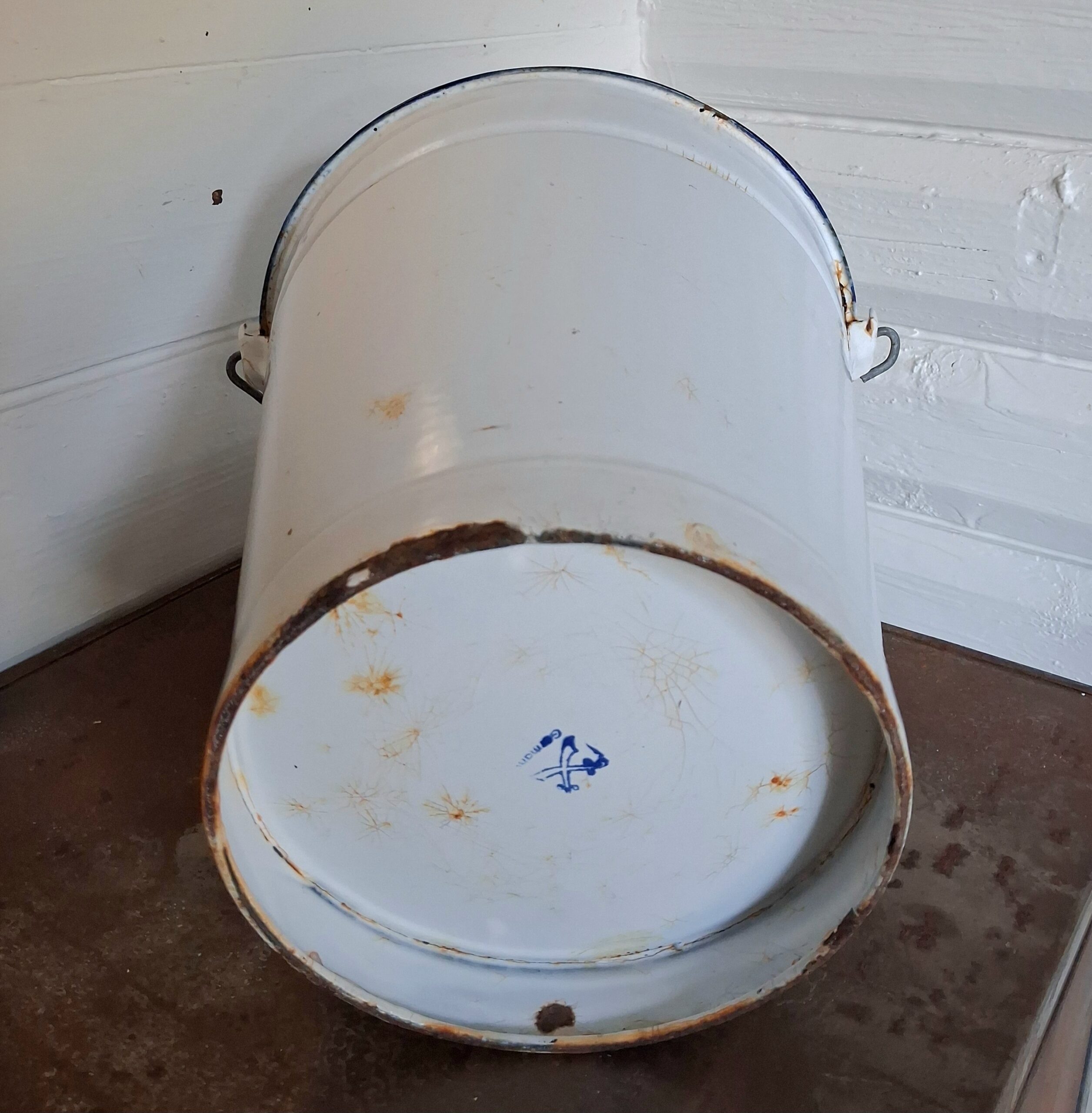 Stor hvid emaljespand
