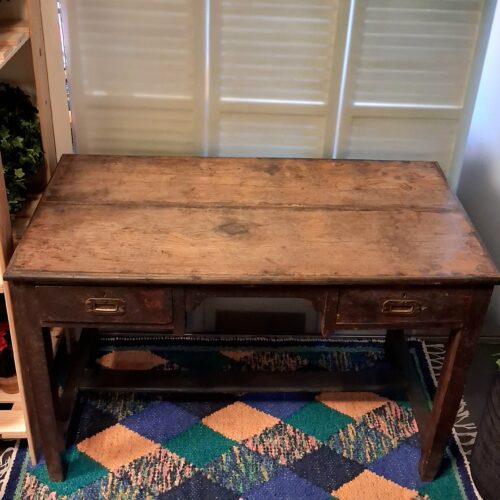 Gammelt skrivebord med skuffer og skøn patina
