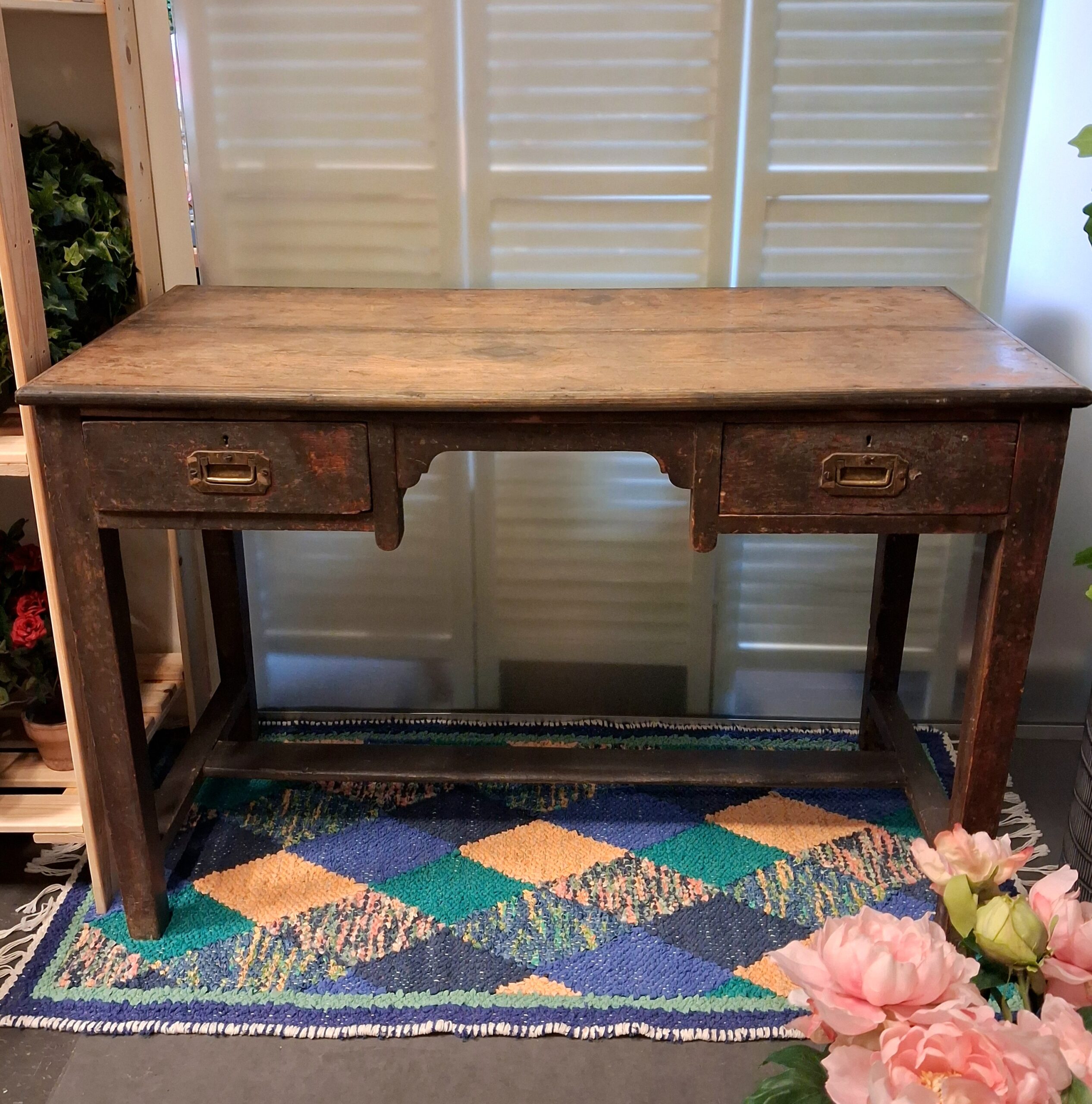 Gammelt skrivebord med skuffer og skæn patina