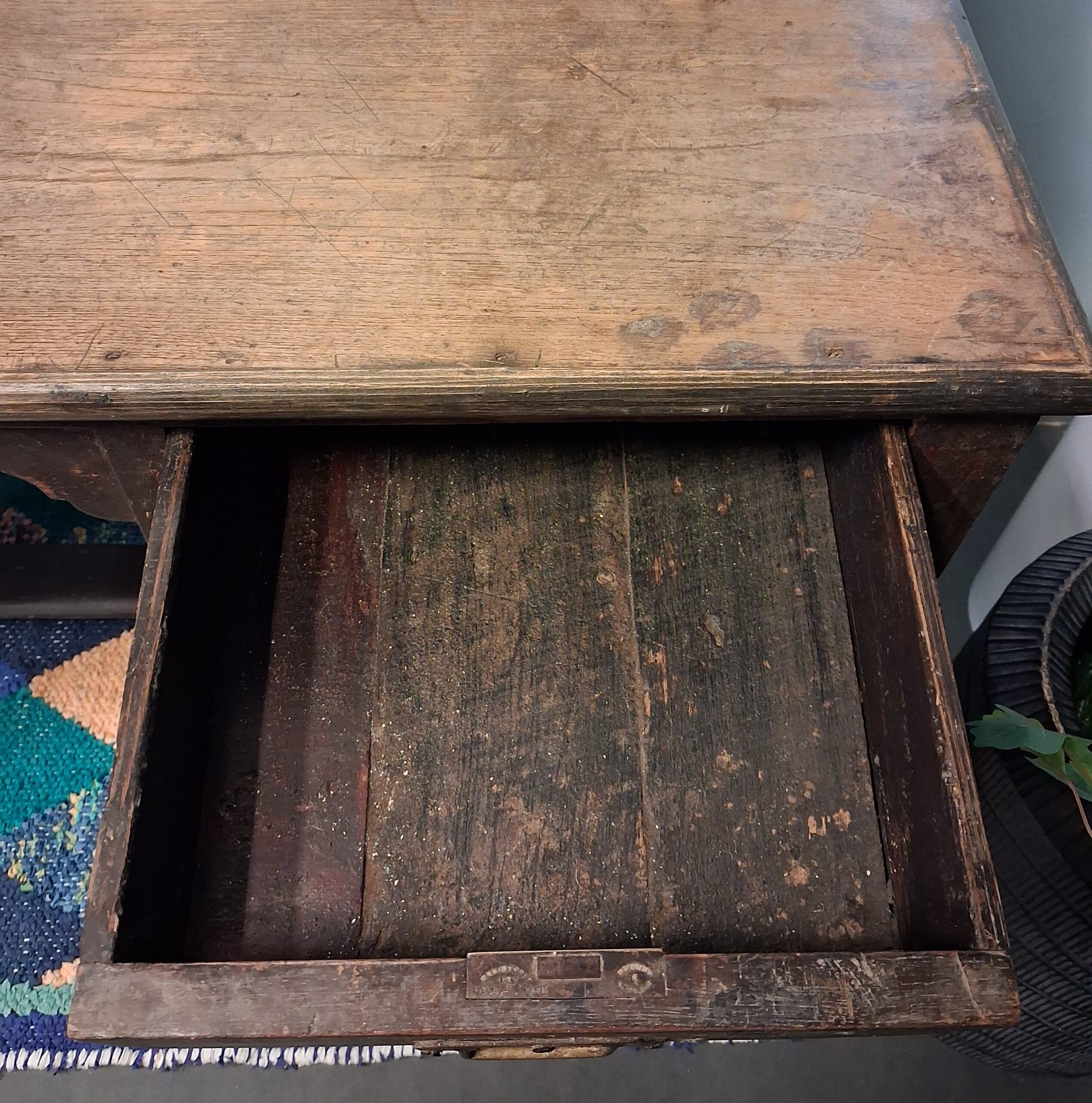 Gammelt skrivebord med skuffer og skøn patina