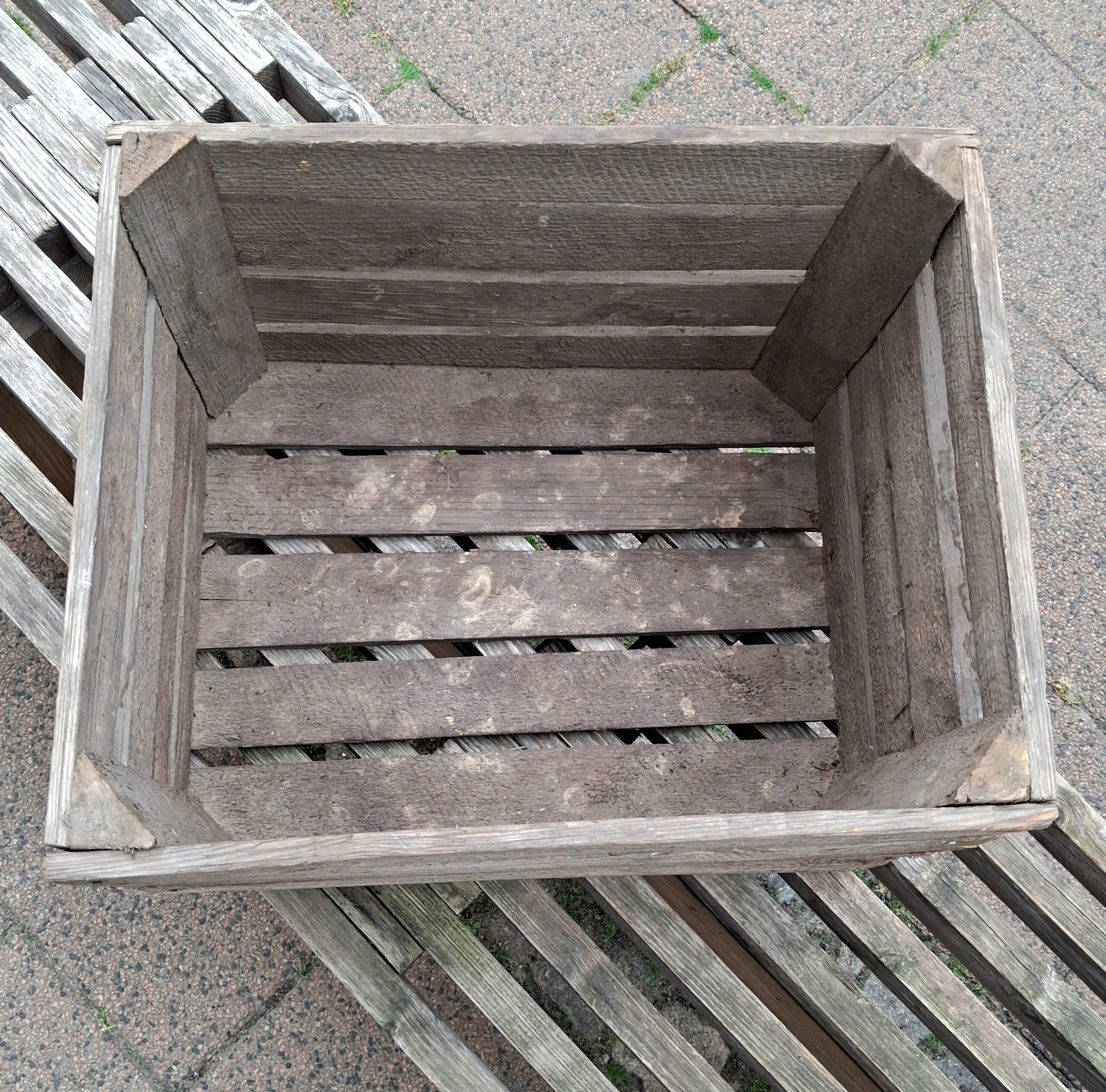 Kraftig æblekasse med patina