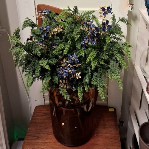 Smuk blå/guld Kornel – kunstig med fine blomster
