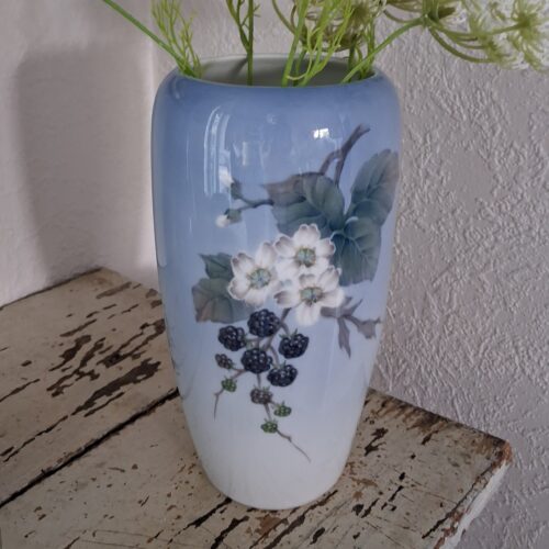 Royal Copenhagen Brombær vase 288 1049 1. sort.
