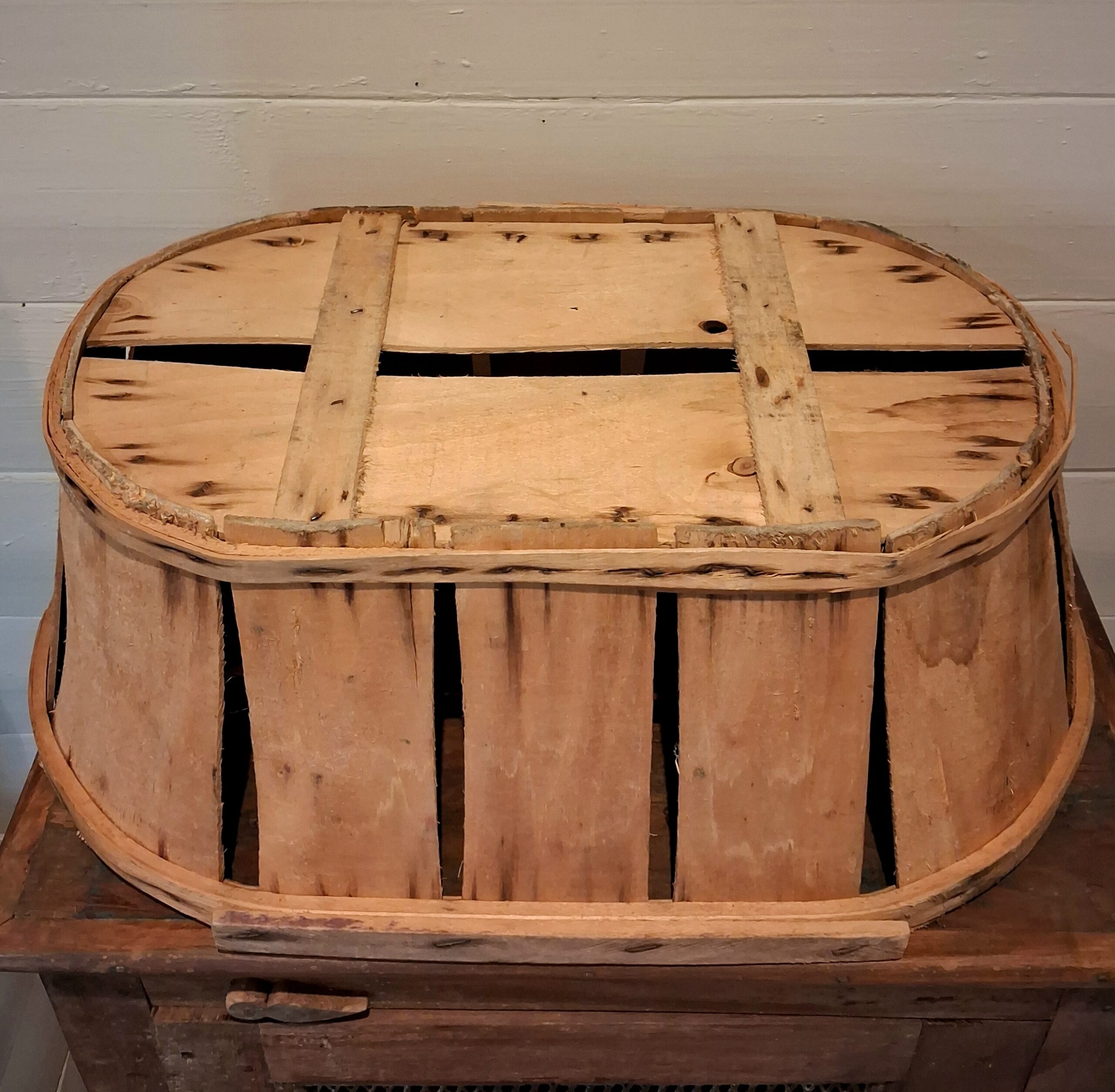Flot gammel kurv i træ