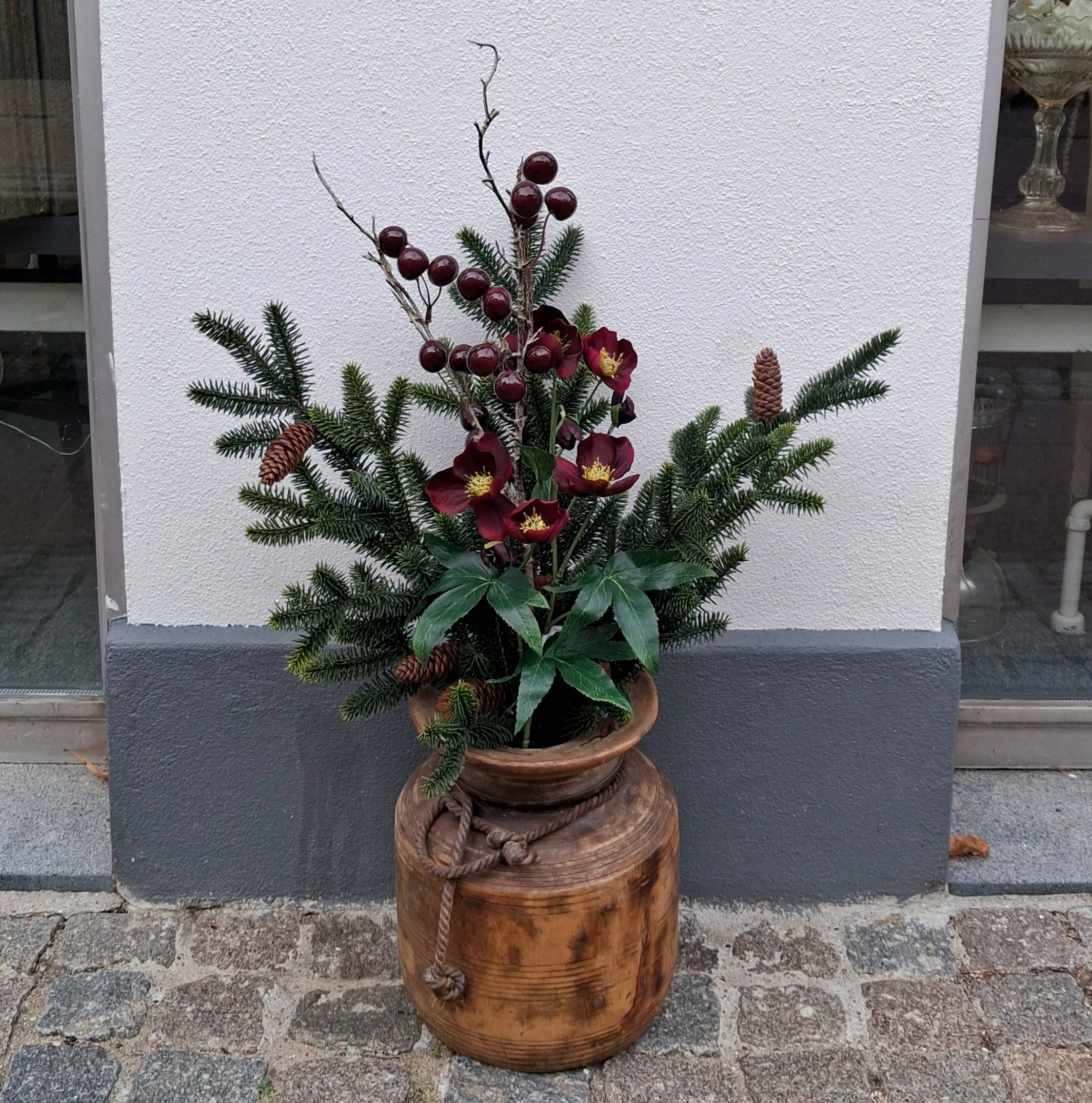 Smukke kunstige blomster og grene