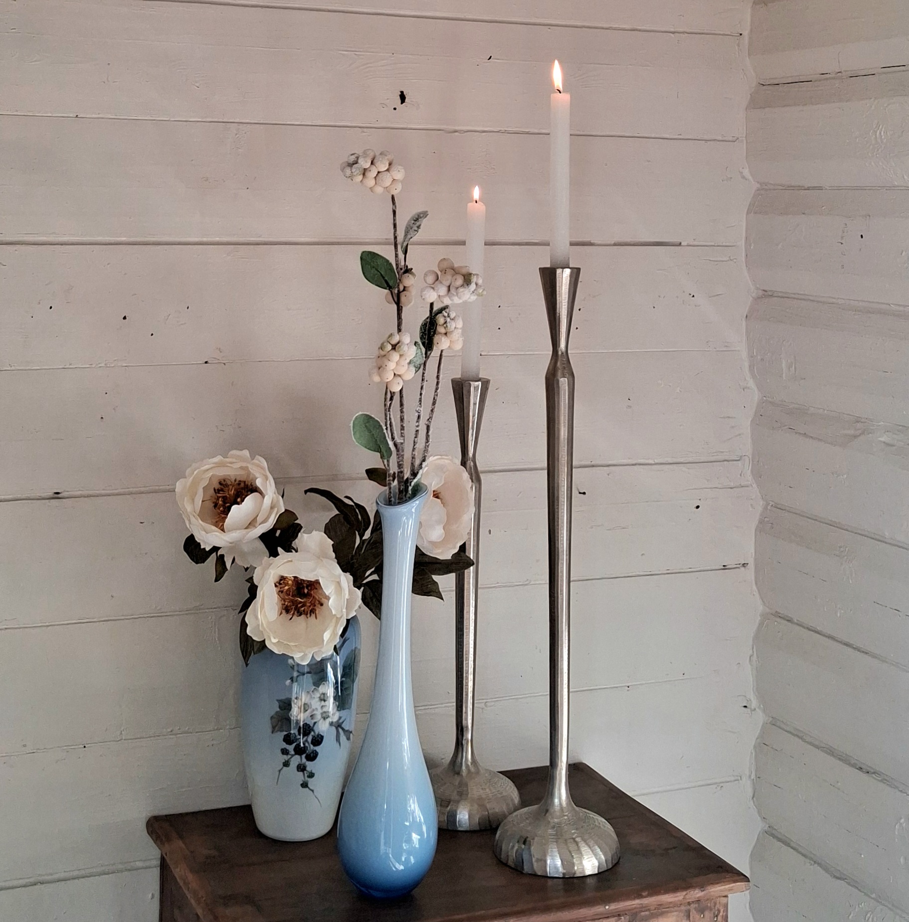 Elegant kunstig bær gren med sne