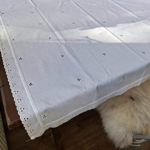 Broderie Anglaise dug med blonde – fin og elegant