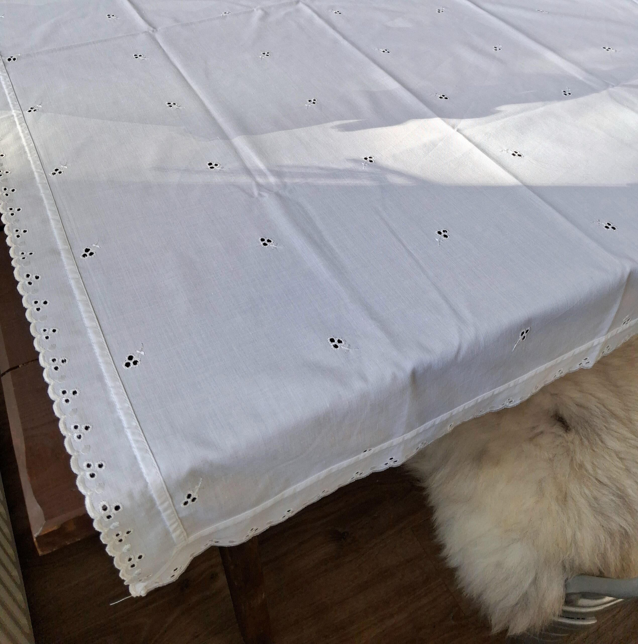 Broderie Anglaise dug med blonde