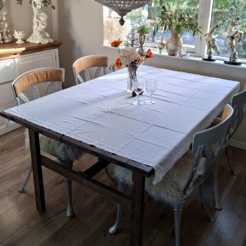 Broderie Anglaise dug med blonde – fin og elegant