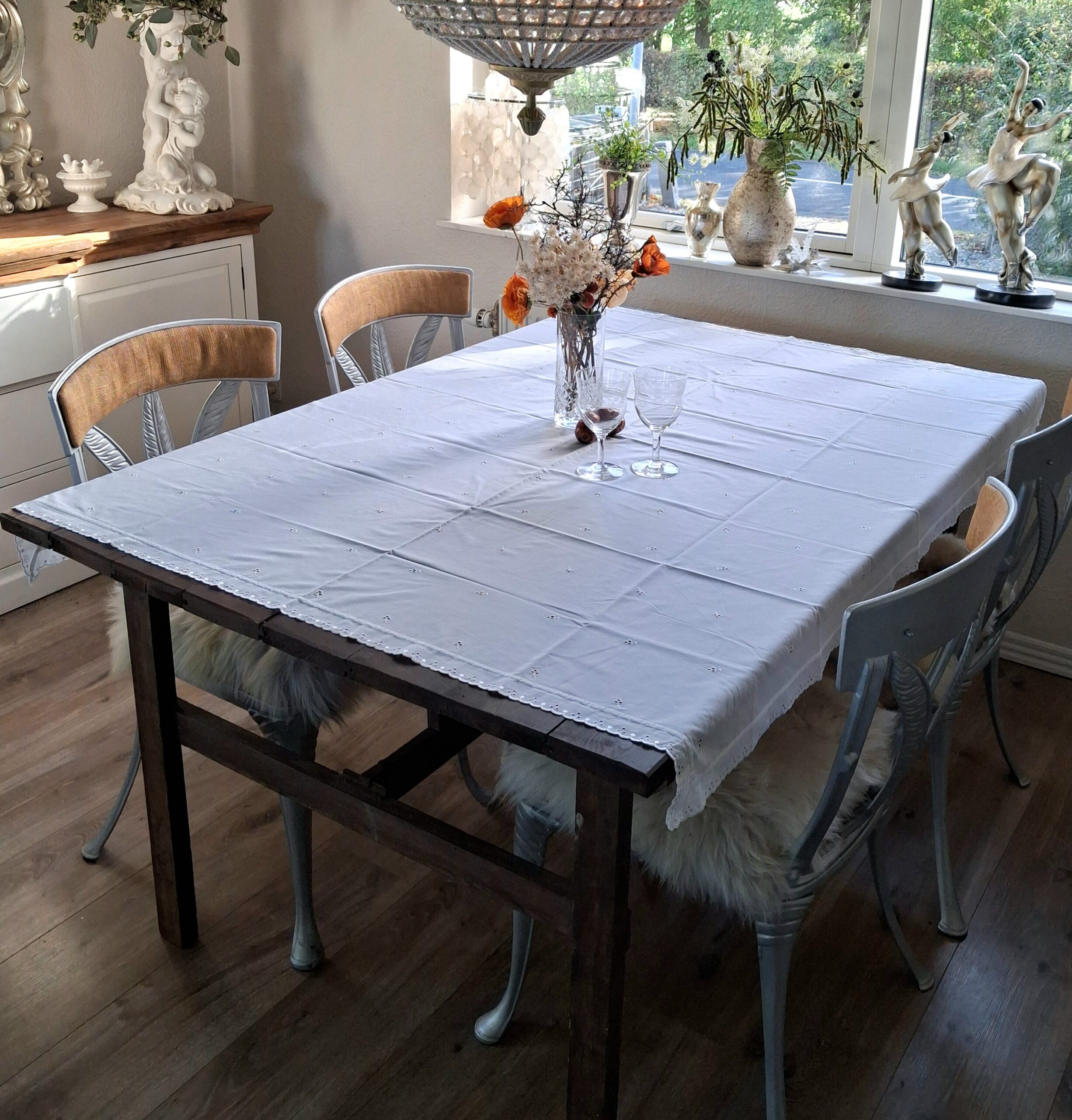 Broderie Anglaise dug med blonde