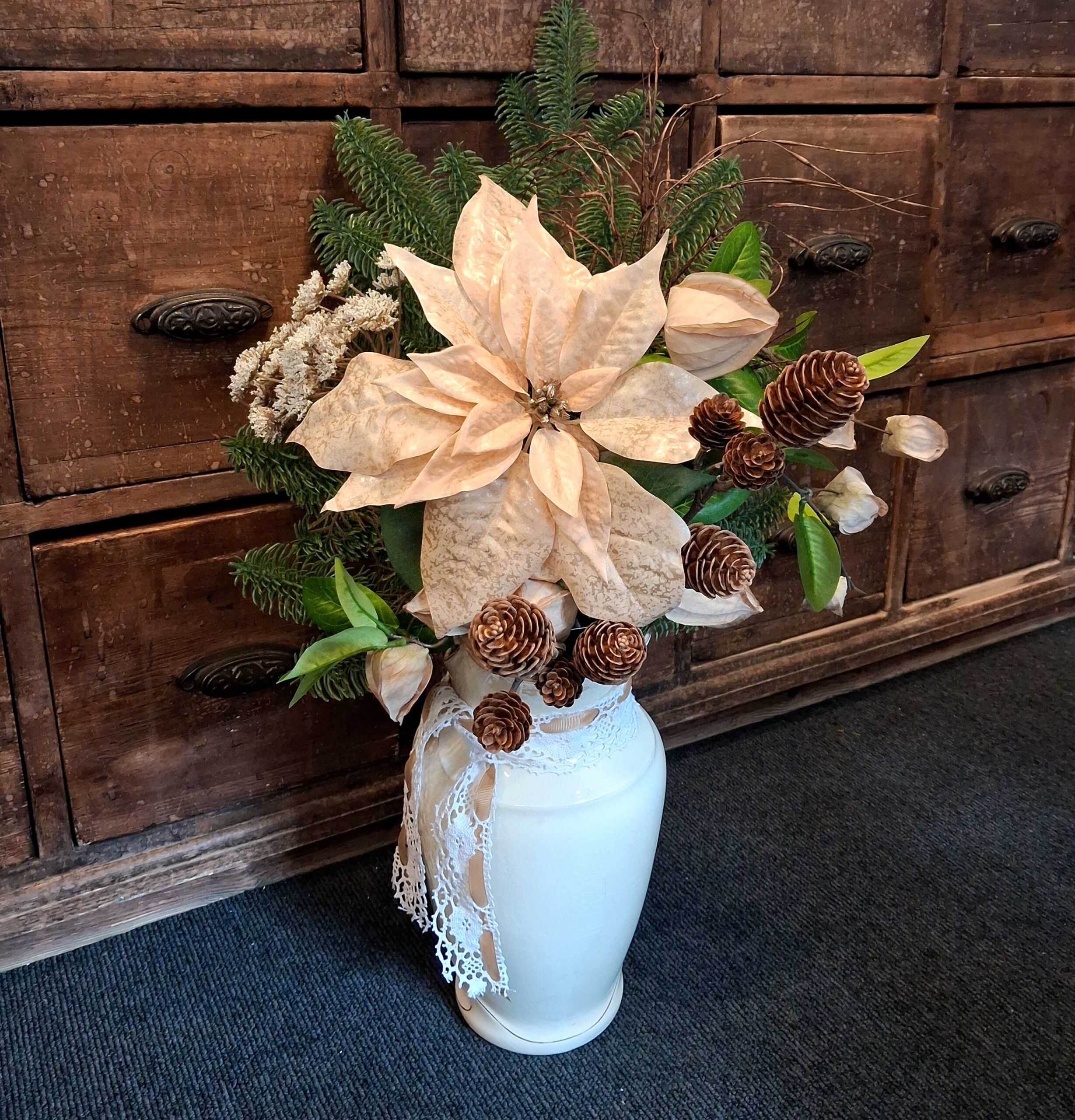 Vinter grene og blomster i servanten...