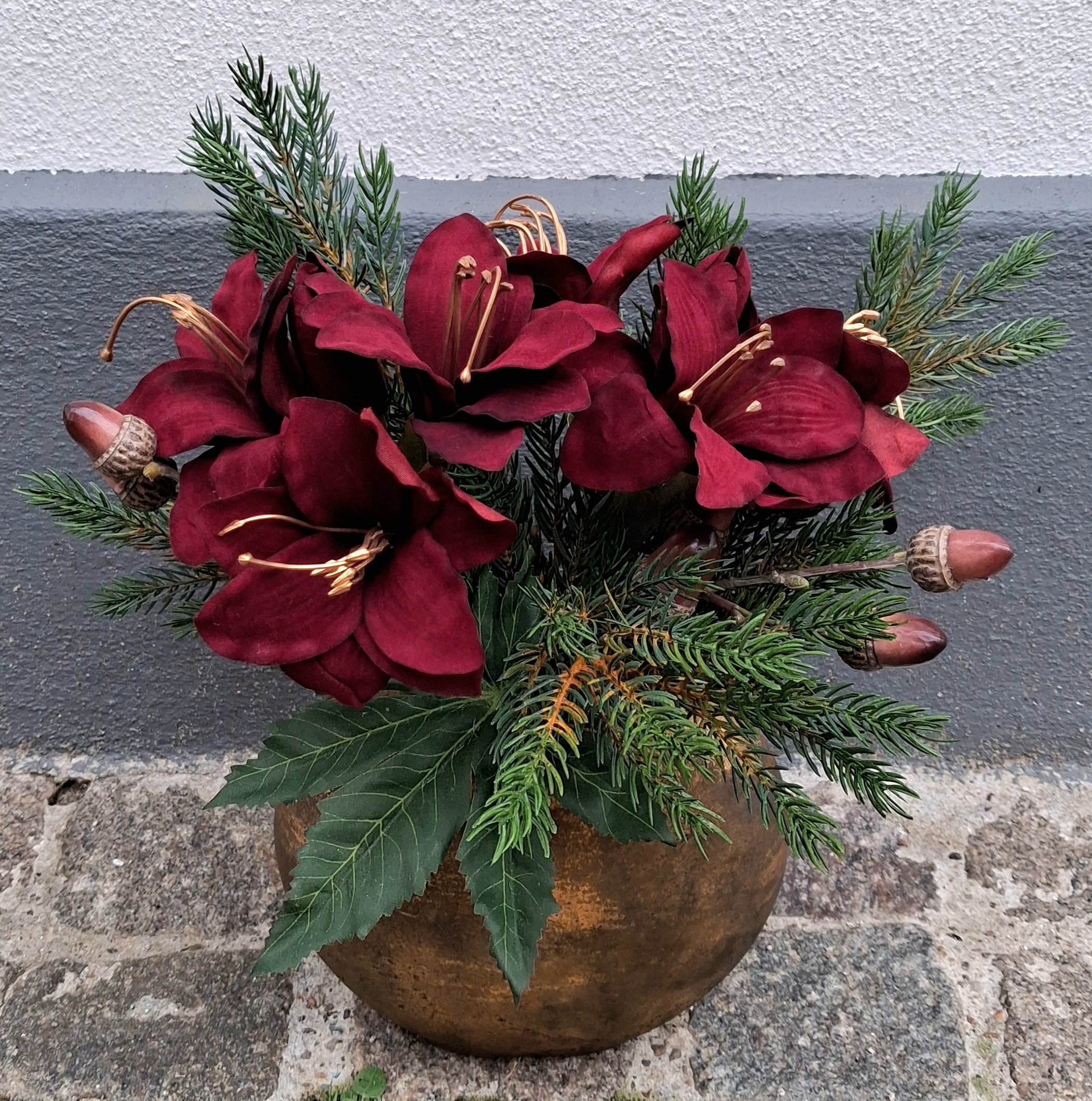 Flot buket med kustige Amaryllis, gran og kogler