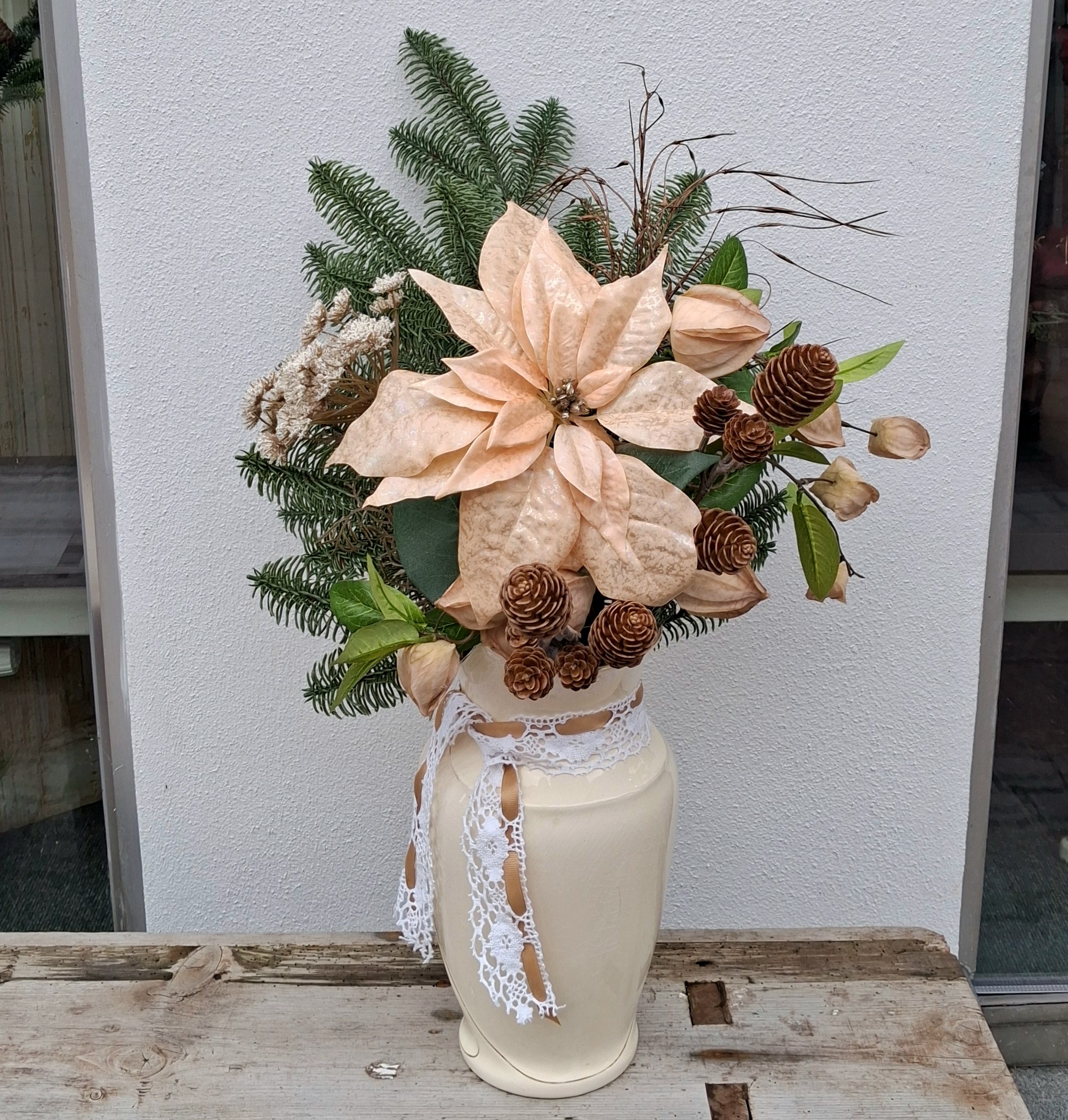 En smuk buket med kunstige blomster og grene...